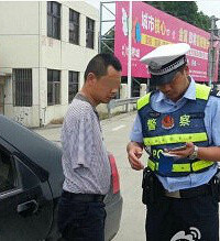 湖北仙桃“无臂哥”双脚驾车上高速 惊呆民警!