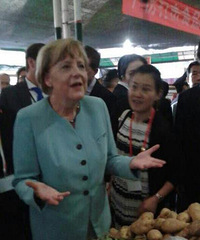 德国总理参观成都菜市场付5元现金买豆瓣酱