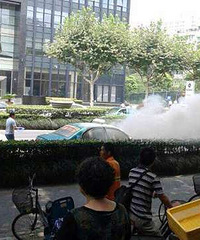 建国中路出租车突燃 给救火的大伙儿点赞