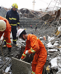 千岛湖一在建酒店发生坍塌被困的12名工人获救