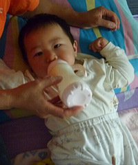 "母乳?奶粉!到底怎么喂养才合适"