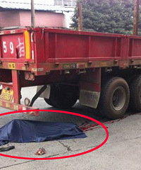 杭钢厂区突发车祸 男子血流了六七米身亡~