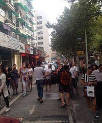 杭州闹市飞落大批现金无人认领 警方紧急调查