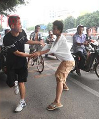 本来只是小小的电动车刮擦 最后却动了刀子
