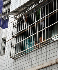 门被反锁,煤气灶上熬着药 家里只有一个6岁的孩子