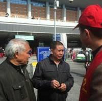 求证!火车东站送父亲上车 "小红帽"竟然是要收钱的?