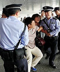 火车东站送娘儿出手打人 执勤小伙打不还手