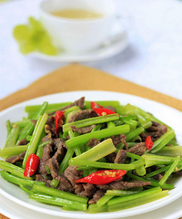 "超简单的牛肉家常菜——毛芹炒牛肉"