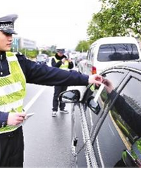 找车位突然收到违章停车的短信通知 这不抢钱嘛