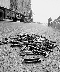一个月爆胎23次!网友吐槽杭州黑心钉出没地段 泪!