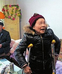 老太下车后被撞,公交公司为啥要赔钱?法院的理由竟然是……