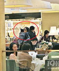 对女儿太好了从小就名店买衣服
