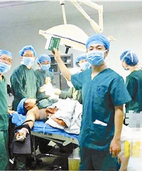 “医生也不是神,他有感情啊” 西安手术台自拍医生流泪受访称很难