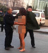 女子街头裸奔被民警带离现场