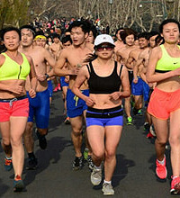 西湖“光猪跑” 参与者仅穿内衣裤