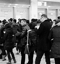 "省儿保新院区夜门诊挂号排起了长队 仍有家长不灵市面去了老院区
