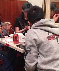 吃饭还要做这事 当妈真不容易