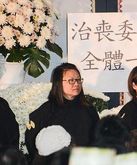 打人之后 连妈妈的丧葬?#35759;?#20184;不起了