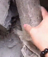 刚到手的房子让我震惊 蛇皮袋居然被浇筑在墙里