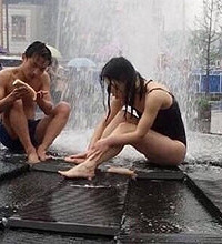 男女坐喷泉出水口洗澡10分钟!