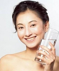 "坐月子时能喝水吗?"