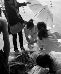 "衢州火车站孕妇羊水破了 骨科医生路过帮她产下女婴"