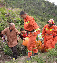 浦江宝马女司机不慎坠落百米山坡