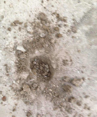 花500W买的大排屋 地面用手指头一扣就是个坑