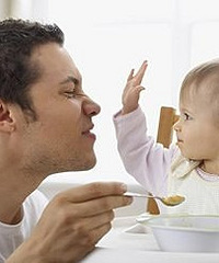 "四个月婴儿如何喂养?是时候添加辅食啦!"