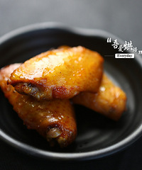 请自备好纸巾,一切准备就绪再点开,蜜汁烤鸡翅