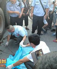 货车失控撞向姐妹 8岁姐姐推开妹妹被撞身亡(图)