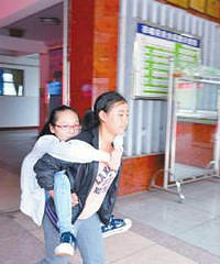 感人!女孩背病闺蜜4年 助其完成中考!