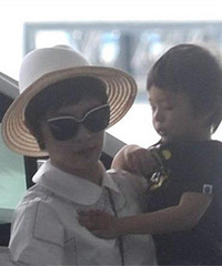 这么小就要和妈妈一起开工