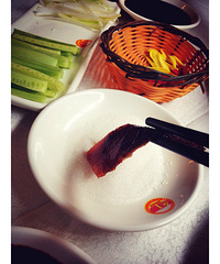 【带你去北京】鸭皮蘸糖入口即化 简直绝配!