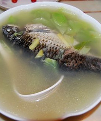 "清炖鲫鱼汤的做法,汤浓色白"