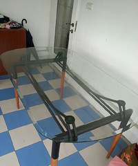 出售一玻璃餐桌,200,自提,餐桌长160,宽9