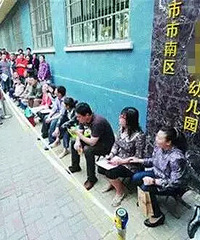 以前上学交了学费就行 现在都要问父母职业然后…