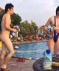 泳池遇到奇葩男!侧面看过去还以为是裸男(图)