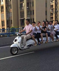 惊呆了!一辆电瓶车坐了9个人…