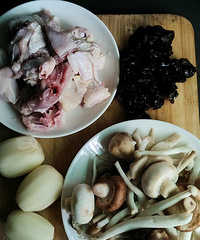 嘟妈——电饭锅炖菌菇土鸡煲