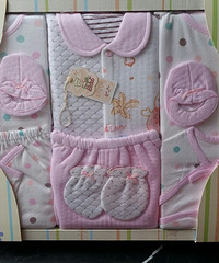 转新生宝宝礼盒,150米,有衣服有毯子
