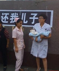 "他们抱着婴儿尸体在医院大门口 真相却是这样!"