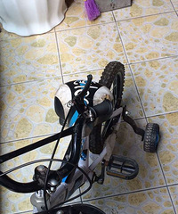小孩儿自行车,坐垫被我家调皮娃娃划了一小