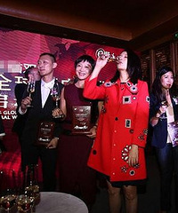 暴富后胖得都快认不出了