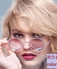 "莉莉萝丝在CHANEL珍珠墨镜广告中,佩戴圆形复古框。"