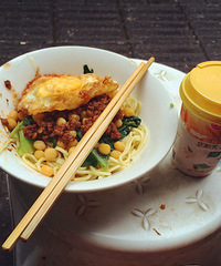 【带你去重庆】来这吃饭你只能蹲路边