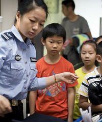 【假日小分队】省府路小学三(2)班 小小警察