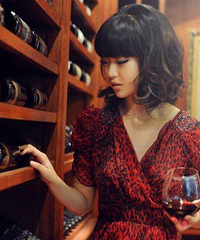 "【红葡萄酒可调节女性痛经】中医有“以色入"