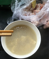 "鲫鱼豆腐汤本来是炖给宝贝喝让它下奶的,结"