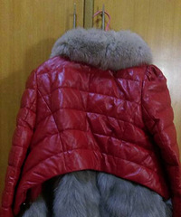 转一件衣服,最近刚买,买成2500,现在2000